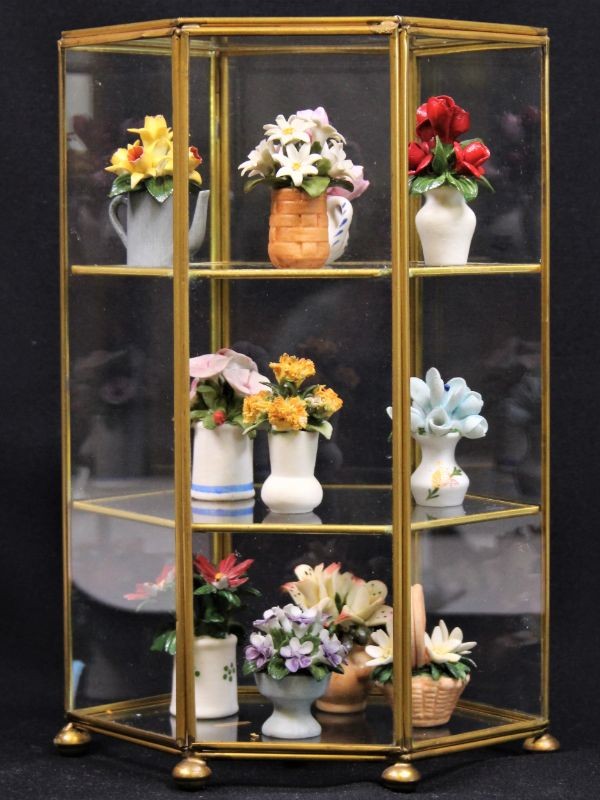 Mooi vitrinekastje met 11 mini bloemstukjes